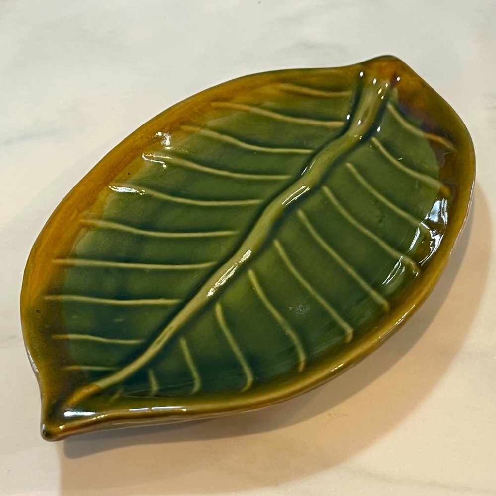 Pier 1 ceramic leaf soap dish
